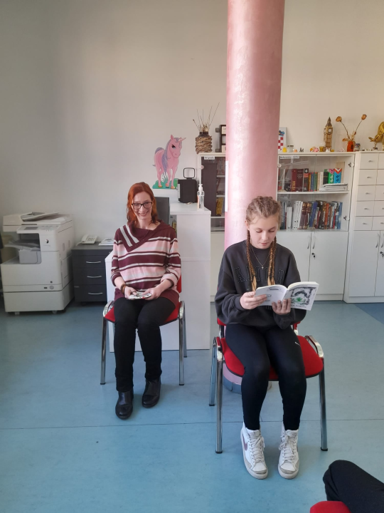 Putovanje kroz vrijeme iz školske knjižnice: Učenici OŠ Meterize ugostili spisateljicu Anu Aužinu 