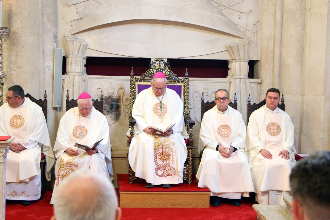 Jutros u katedrali biskup predvodio misu posvete ulja za krizme i bolesničko pomazanje