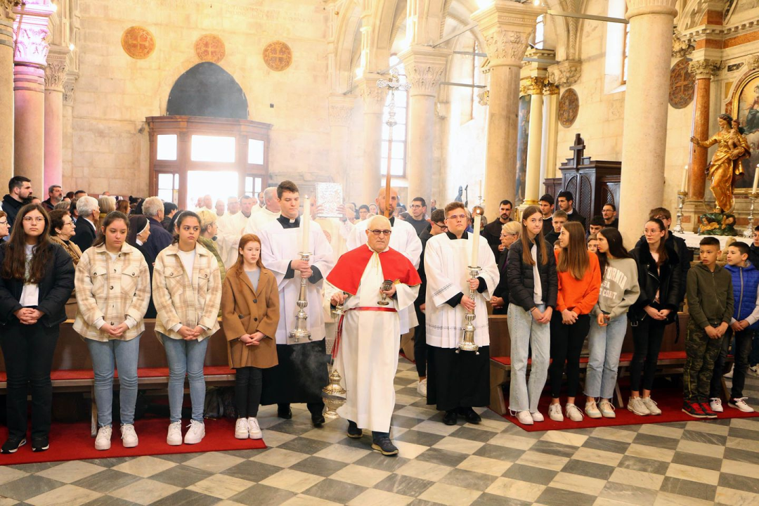 Jutros u katedrali biskup predvodio misu posvete ulja za krizme i bolesničko pomazanje