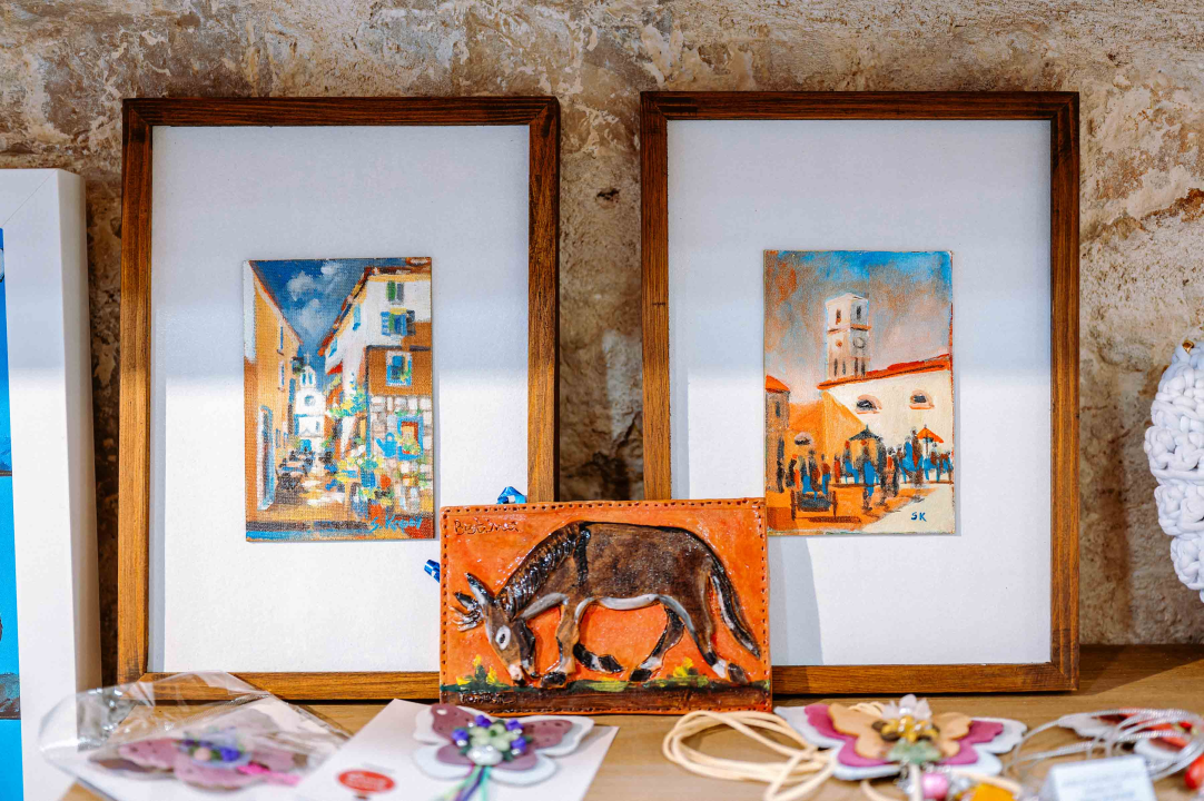 Proljeće u Galeriju Juraj Dalmatinac donosi nove kolekcije odjeće i popust na umjetnine 