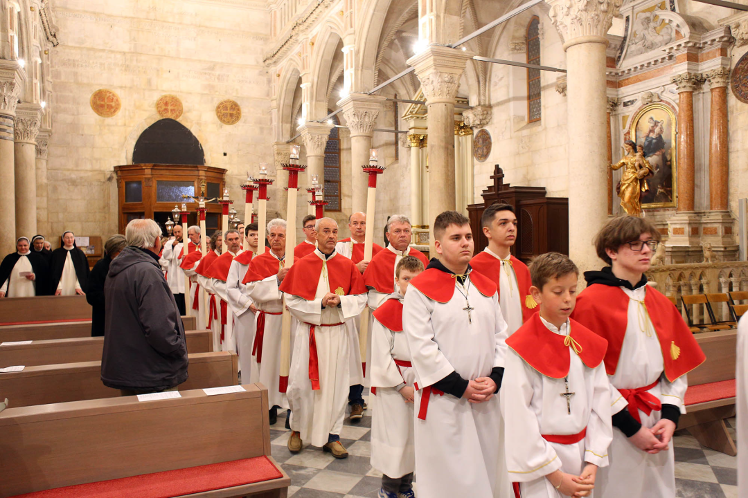Obrede Velikog petka u katedrali sv. Jakova predvodio biskup Rogić