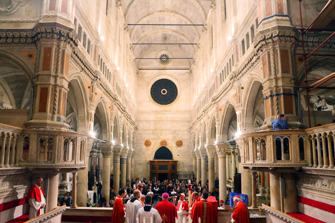 Obrede Velikog petka u katedrali sv. Jakova predvodio biskup Rogić