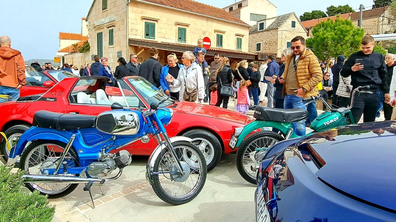 Uskršnji doručak u Rogoznici uveličali i oldtimeri