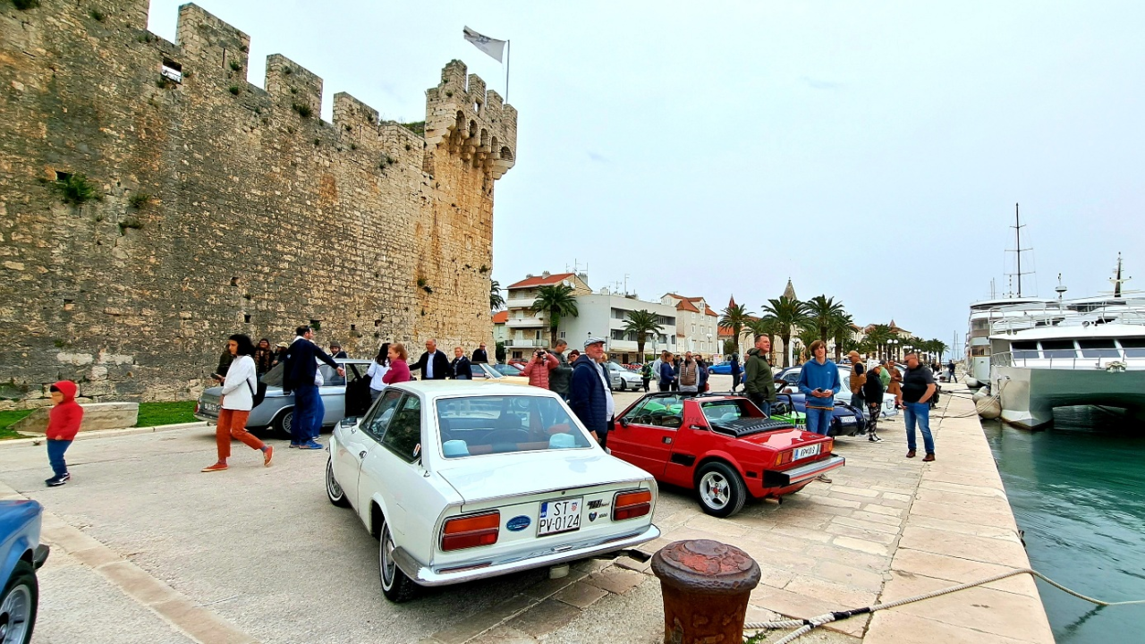 Uskršnji doručak u Rogoznici uveličali i oldtimeri