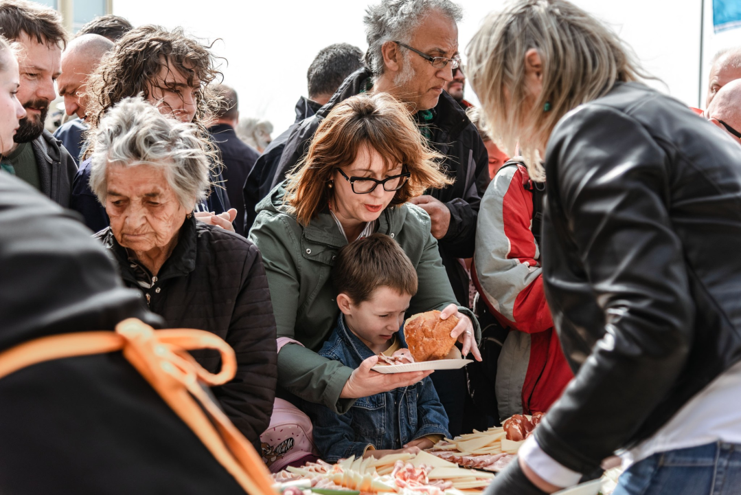 Uskrsni doručak i ove godine privukao brojne Šibenčane, fritaja 'planula' u nekoliko minuta