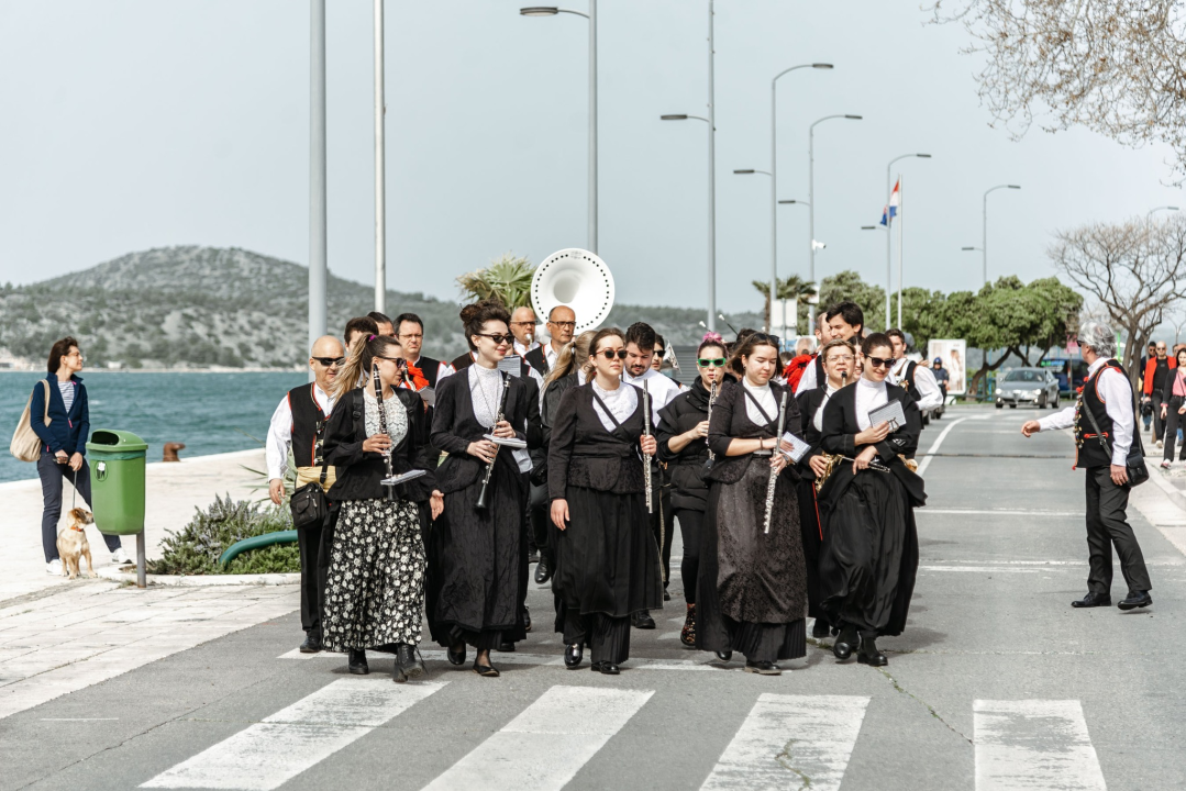 Uskrsni doručak i ove godine privukao brojne Šibenčane, fritaja 'planula' u nekoliko minuta