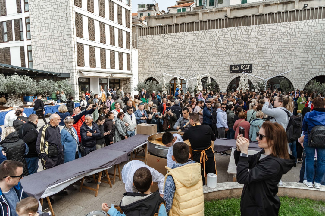 Uskrsni doručak i ove godine privukao brojne Šibenčane, fritaja 'planula' u nekoliko minuta