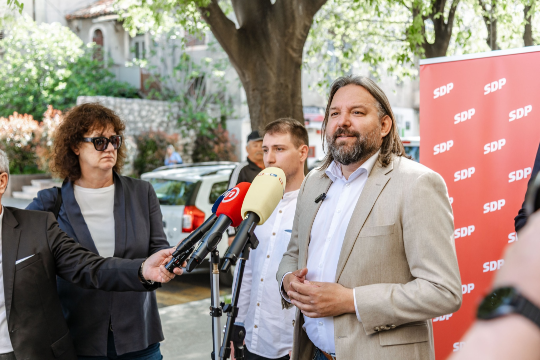 Grbin i Restović na šibenskoj pijaci: 'Iduće srijede građani imaju priliku reći ne korupciji jednim potezom olovke'