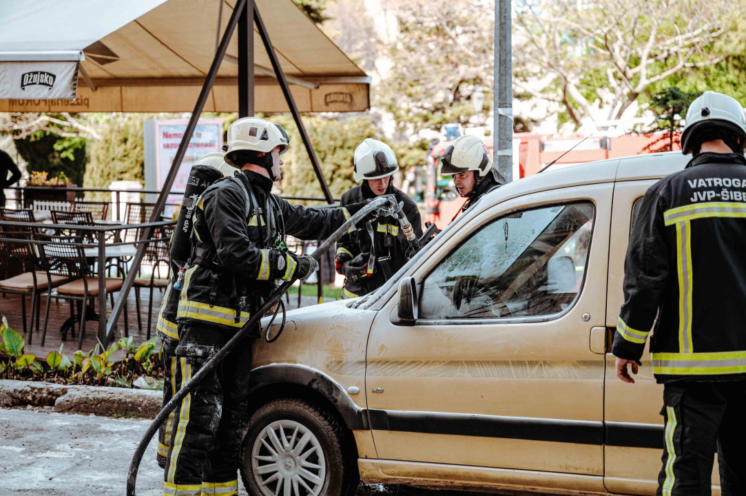 Zapalilo se auto kod PBZ banke u centru Šibenika: Vatrogasci brzom intervencijom spasili stvar 