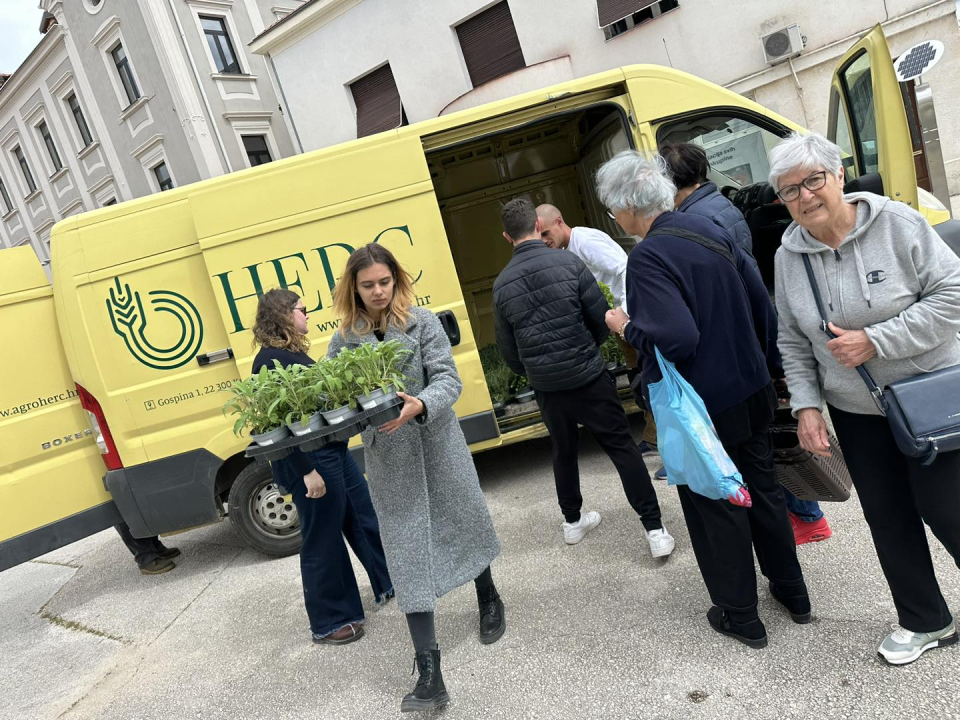 U Drnišu organizirana podjela kompostera i sadnica ljekovitog bilja
