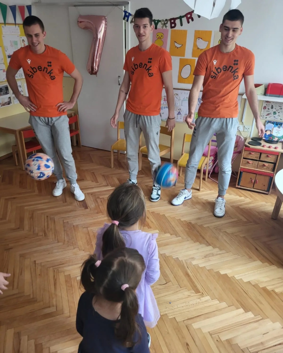 Klarin, Škugor i Brajković posjetili najmlađe navijače u DV Vjeverica 