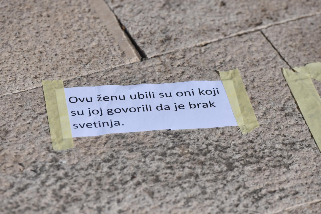 Molitelji opet klečali ispred gradske uprave, prosvjednice im ovaj put odgovorile siluetama ubijenih žena