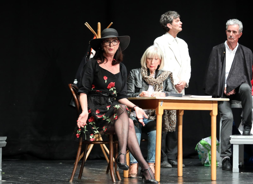 U šibenskom kazalištu glumci iz udruge umirovljenika izveli predstavu 'A šta sad' 