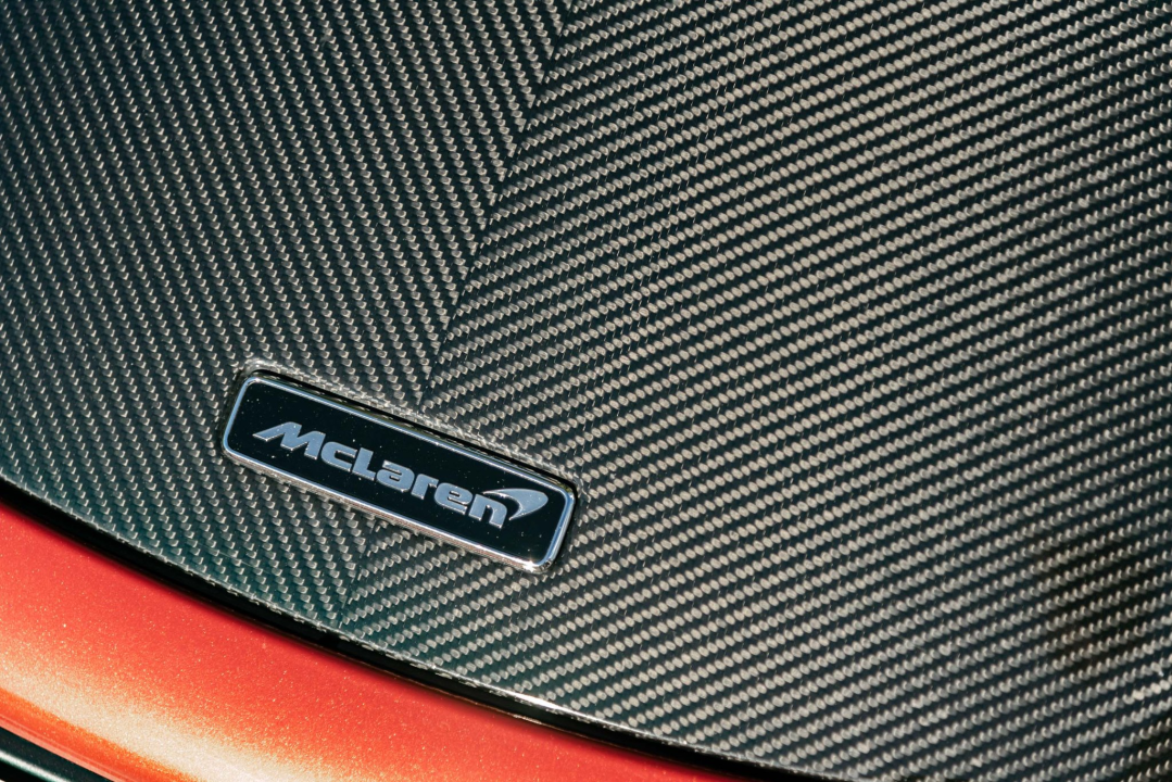 Spoj ekskluzivnih jahti i isto takvih automobila u marini u Mandalini