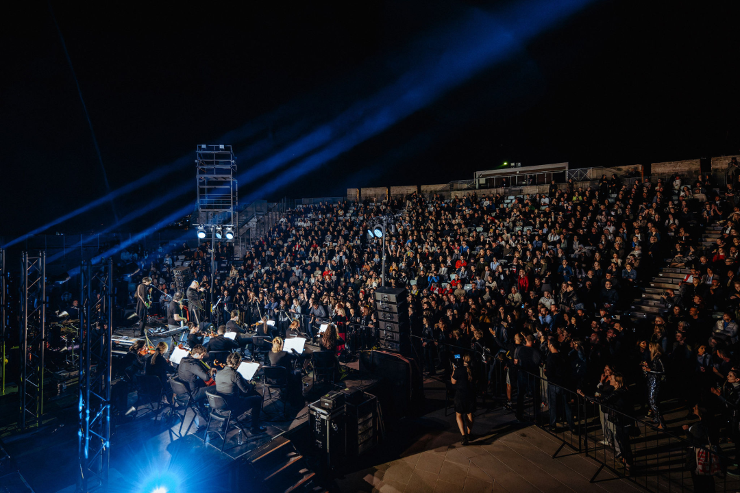 Odlično raspoložena publika i fantastičan nastup Urbana i gudača na Tvrđavi sv. Mihovil