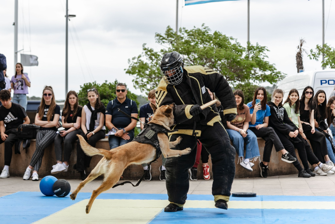 Policajci 'zauzeli' trg ispred Županije kako bi prezentirali svoje zanimanje