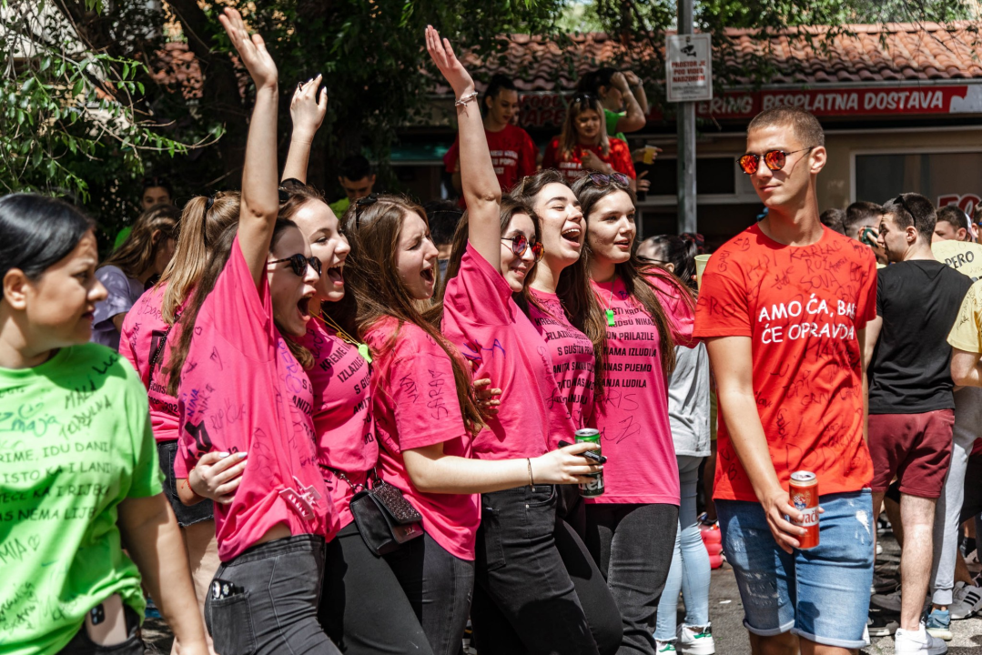 Šibenski maturanti opraštaju se od škole: Slave uz domaće hitove, a budućnost vide vani