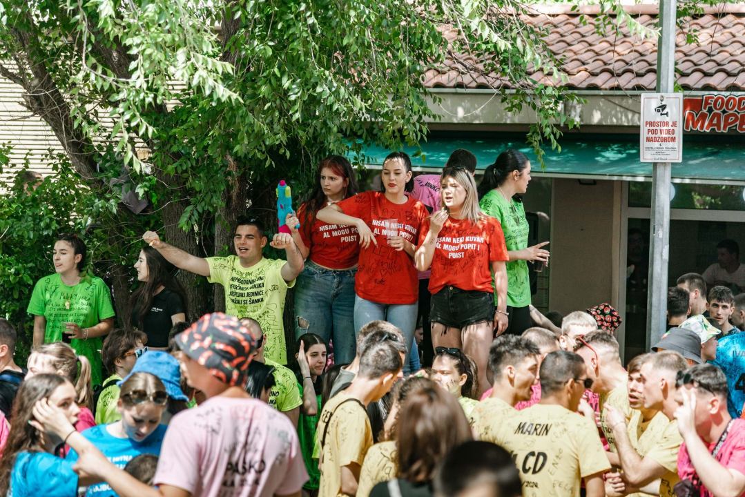 Šibenski maturanti opraštaju se od škole: Slave uz domaće hitove, a budućnost vide vani
