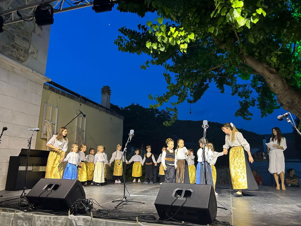 'Balarinci' iz DV Šibenske masline i Smilja nastupili na 1. smotri dječjeg folklora u Skradinu  