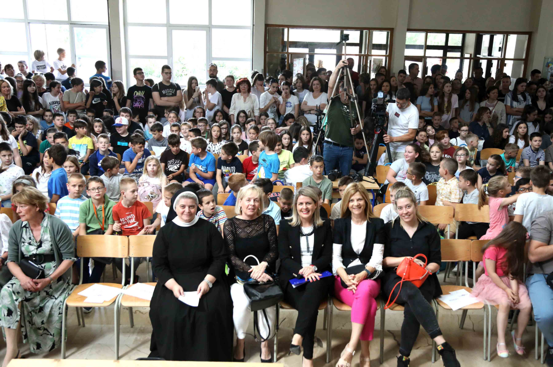 'Rome i Jula' u izvedbi učenika i djelatnika OŠ Petra Krešimira IV. za Dan škole