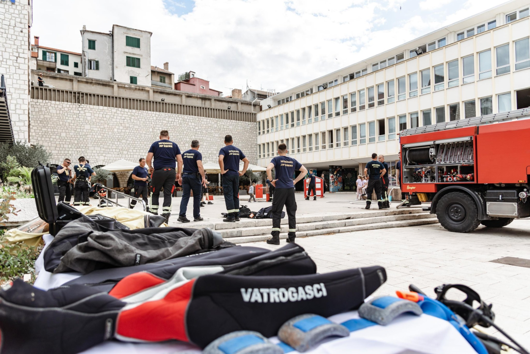 Vatrogasci na rivi kroz igru učili djecu o važnosti prevencije požara 