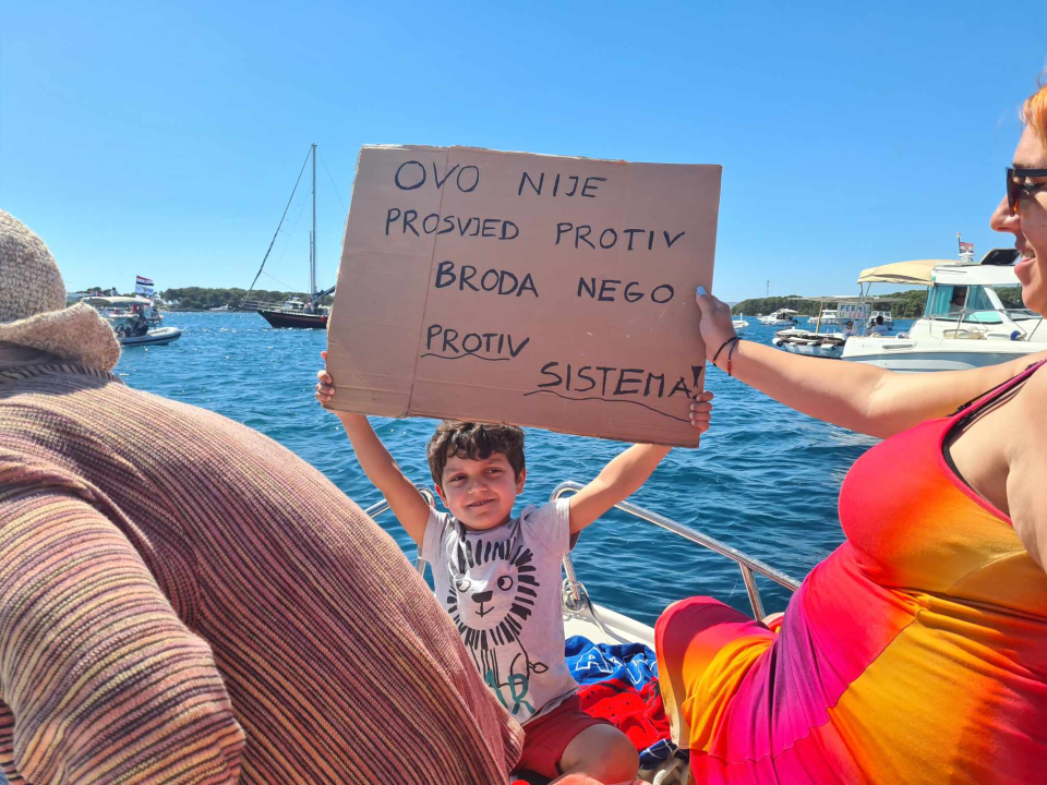 Mještani Prvića prosvjedovali jer su nezadovoljni brodovima koji ih povezuju s kopnom