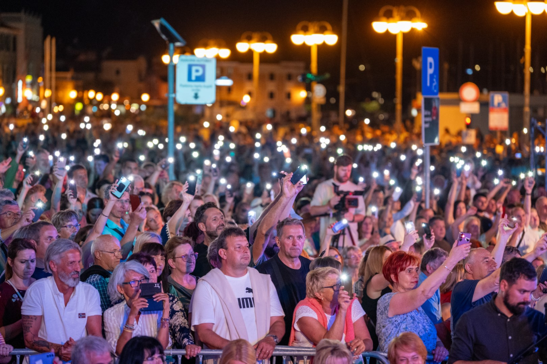 Prije koncerta Škore, Zeke i Lille, Neda Ukraden promovirala album na pučini. Zaplovio i gradonačelnik Desto