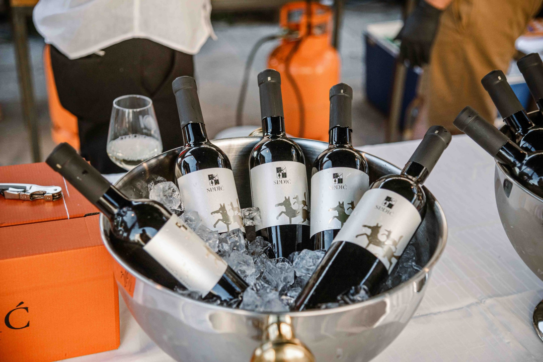 Zbog jednog skladnog para trg ispred Županije i ove je godine pun