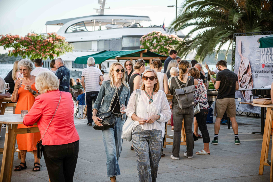 Zbog jednog skladnog para trg ispred Županije i ove je godine pun
