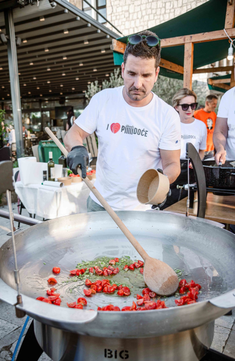 Zbog jednog skladnog para trg ispred Županije i ove je godine pun