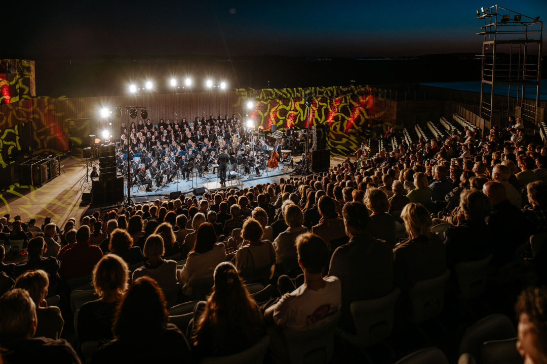 Proslava velikog jubileja: Istinski glazbeni užitak na koncertu Kola i Orkestra HV-a na tvrđavi sv. Mihovila 