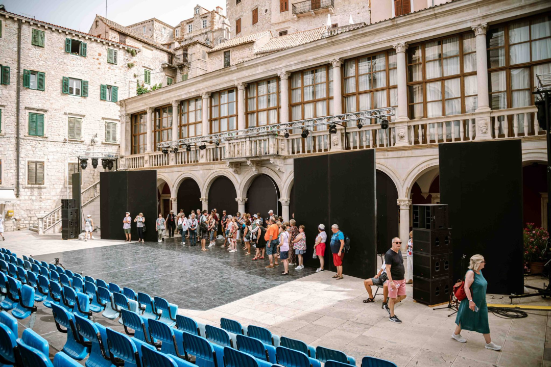 Kod kazališta postavljena vrata sreće, MDF polako preuzima grad