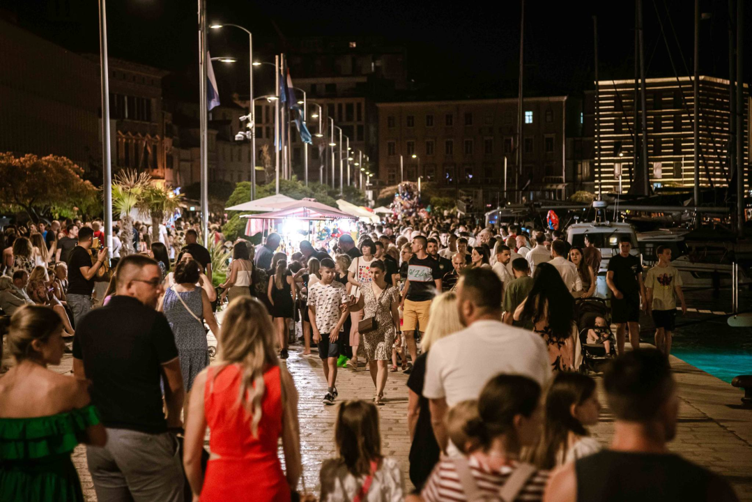 Šibenska noć izvukla ljude u grad, a zabavljao ih je Magazin dobrim starim hitovima