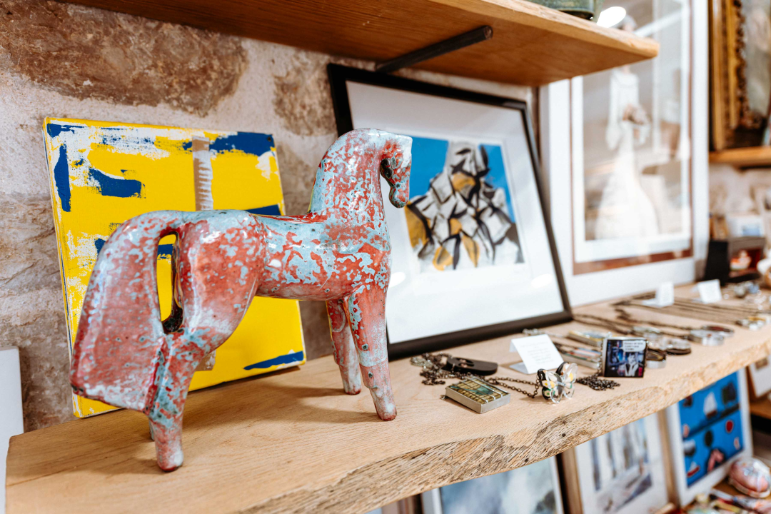 Za žene koje ne robuju trendovima: U Galeriju Juraj Dalmatinac stigla ljetna kolekcija Zorana Mrvoša   