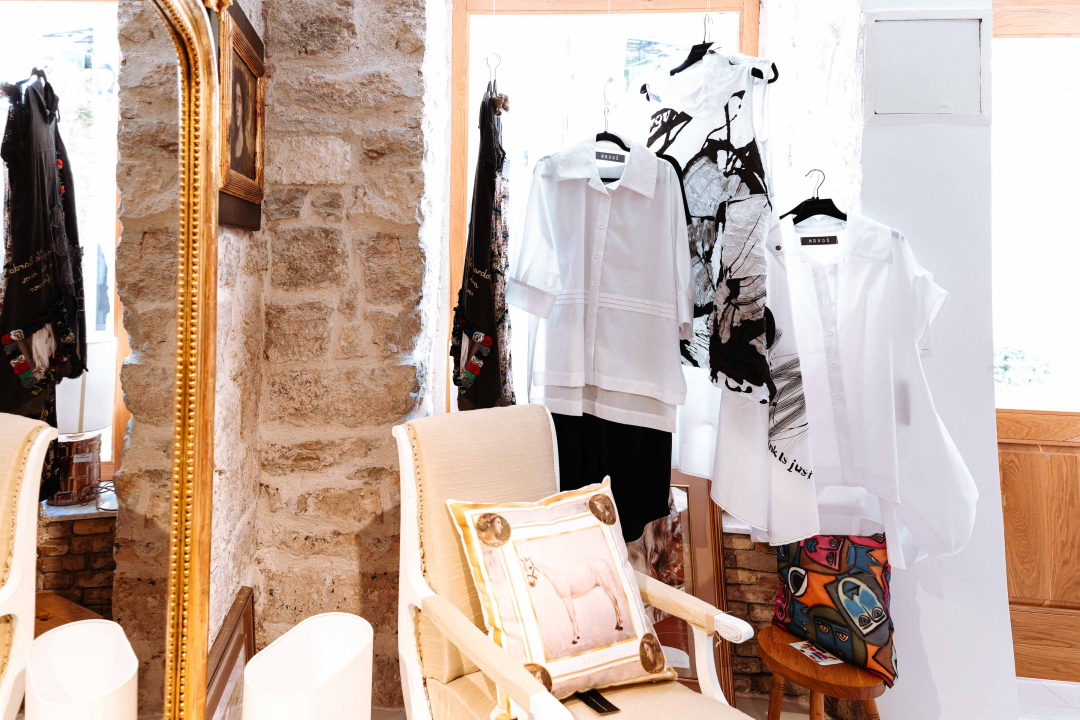 Za žene koje ne robuju trendovima: U Galeriju Juraj Dalmatinac stigla ljetna kolekcija Zorana Mrvoša   