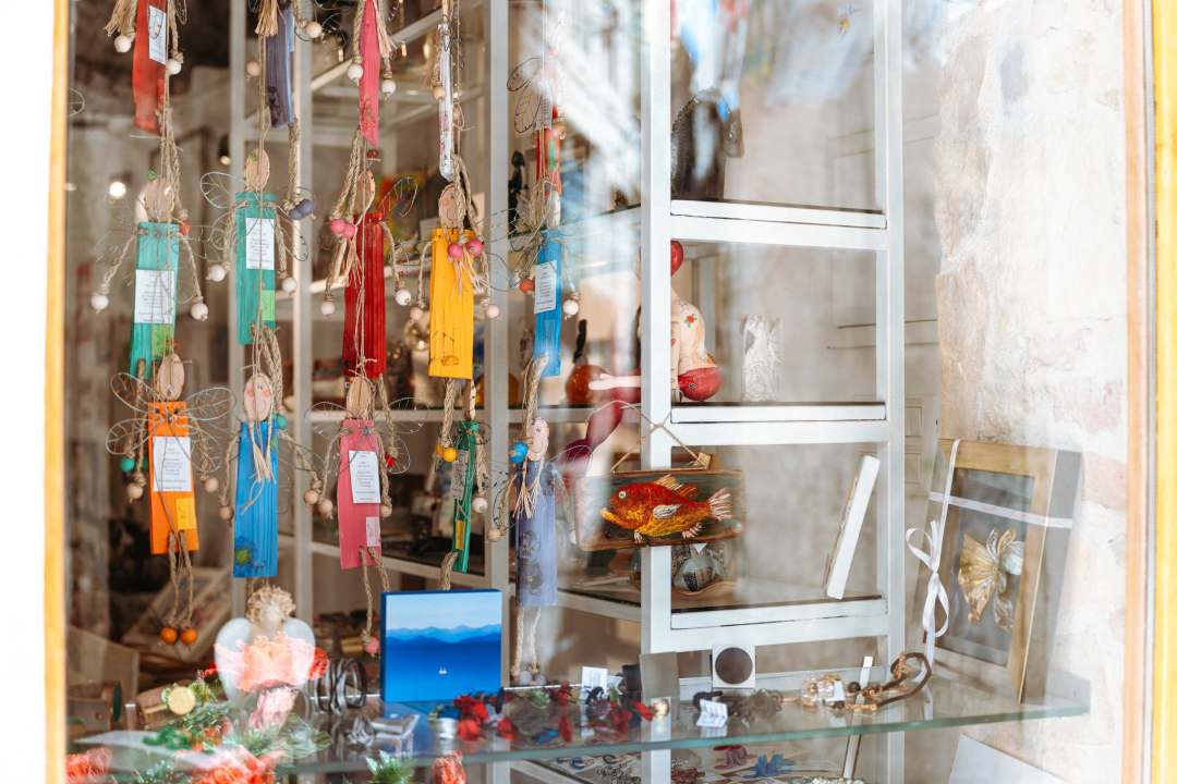 Za žene koje ne robuju trendovima: U Galeriju Juraj Dalmatinac stigla ljetna kolekcija Zorana Mrvoša   