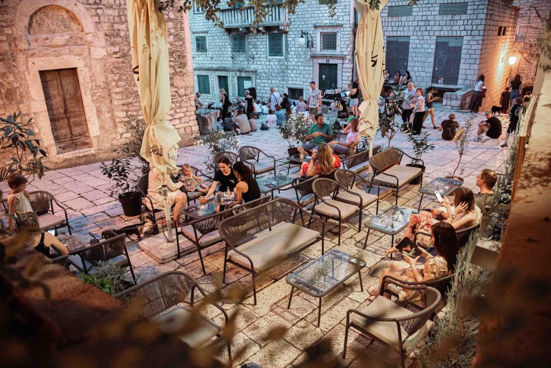 Mladi par u srcu grada otvorio posebni Ginfinity Bar!