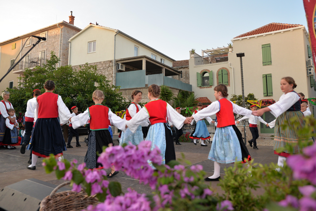 Manifestacijom koja je okupila 500 sudionika Betinjani pokazali ljubav prema tradiciji