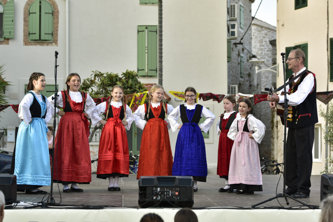 Manifestacijom koja je okupila 500 sudionika Betinjani pokazali ljubav prema tradiciji