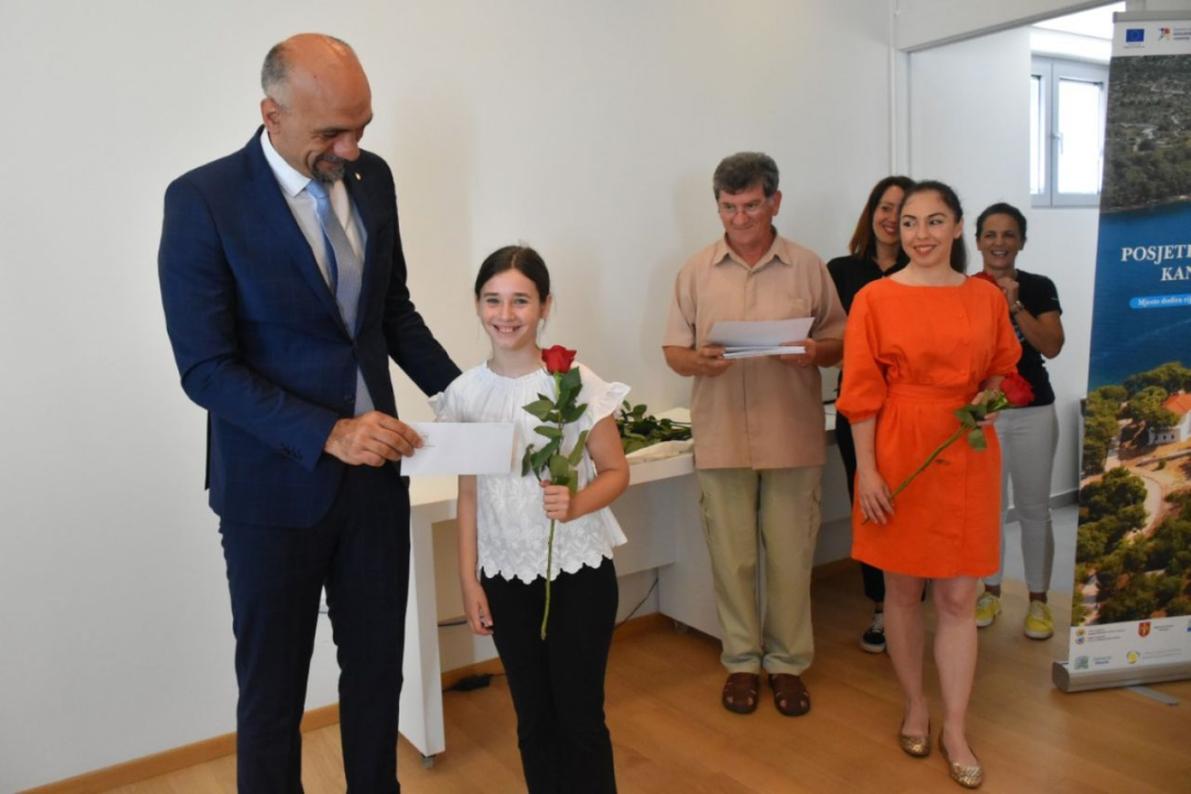Najbolje na školskim natjecanjima Županija je nagradila iznosima od 100, 150 i 200 eura