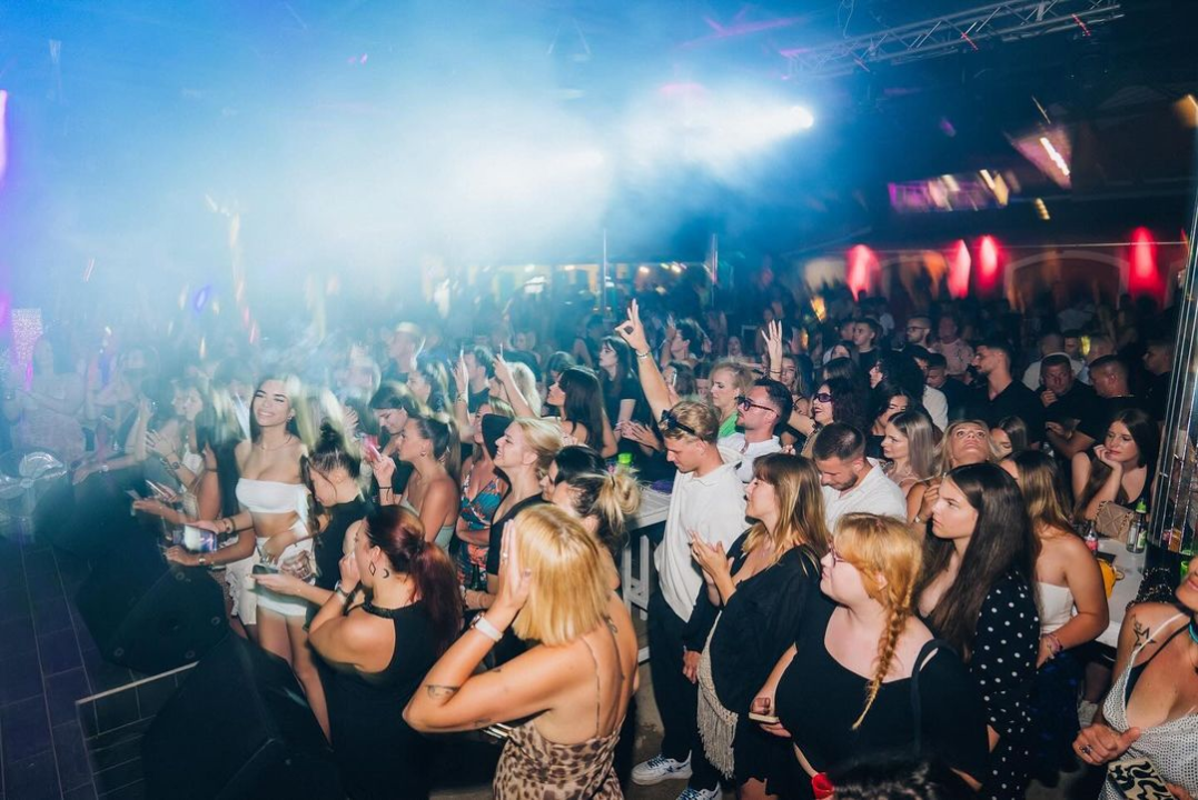 Jelena Rozga održala koncert za pamćenje pred prepunom rivom u Vodicama