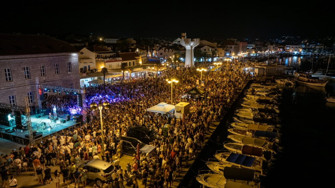 Jelena Rozga održala koncert za pamćenje pred prepunom rivom u Vodicama