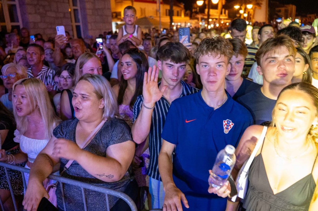 Jelena Rozga održala koncert za pamćenje pred prepunom rivom u Vodicama