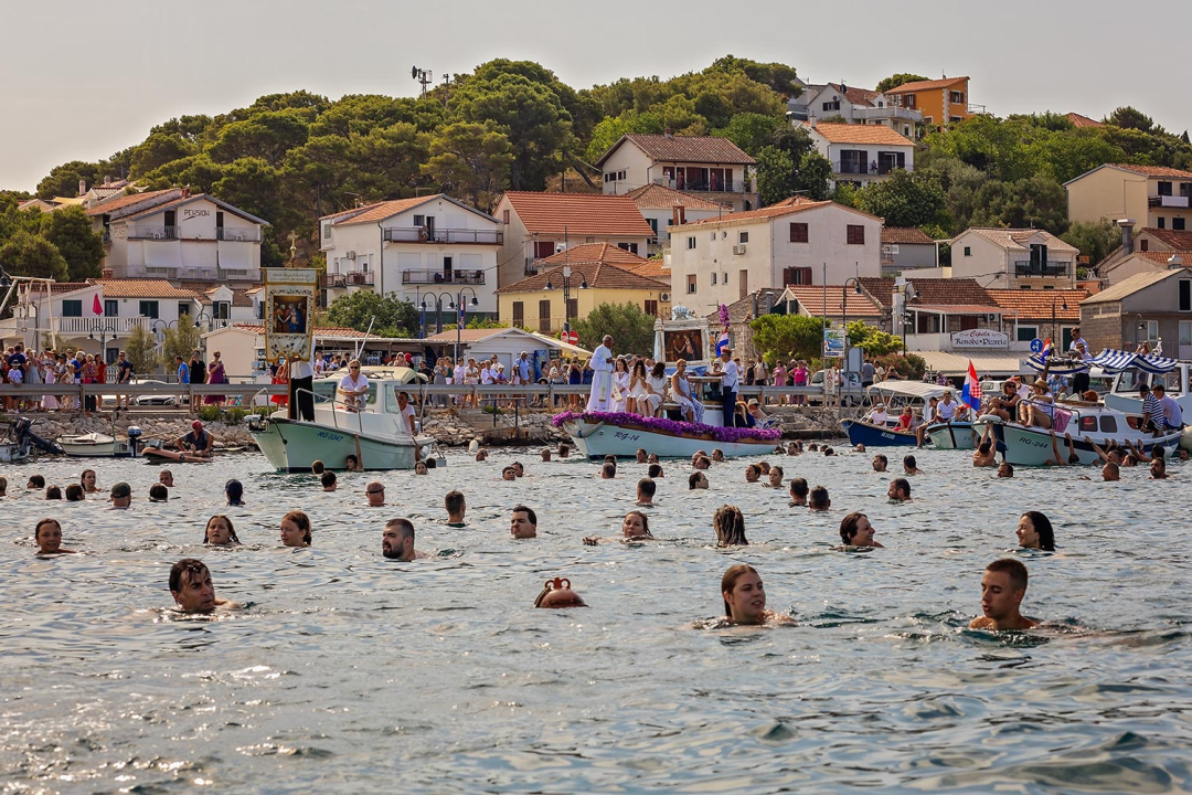 Ove nedjelje u Rogoznici tradicionalnom i svečanom povorkom vraća se slika Gospe u njenu kapelicu! 
