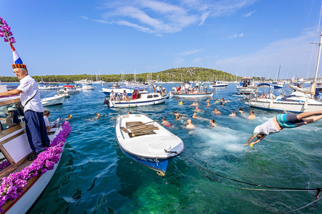 Ove nedjelje u Rogoznici tradicionalnom i svečanom povorkom vraća se slika Gospe u njenu kapelicu! 