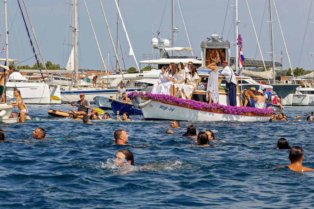 Ove nedjelje u Rogoznici tradicionalnom i svečanom povorkom vraća se slika Gospe u njenu kapelicu! 