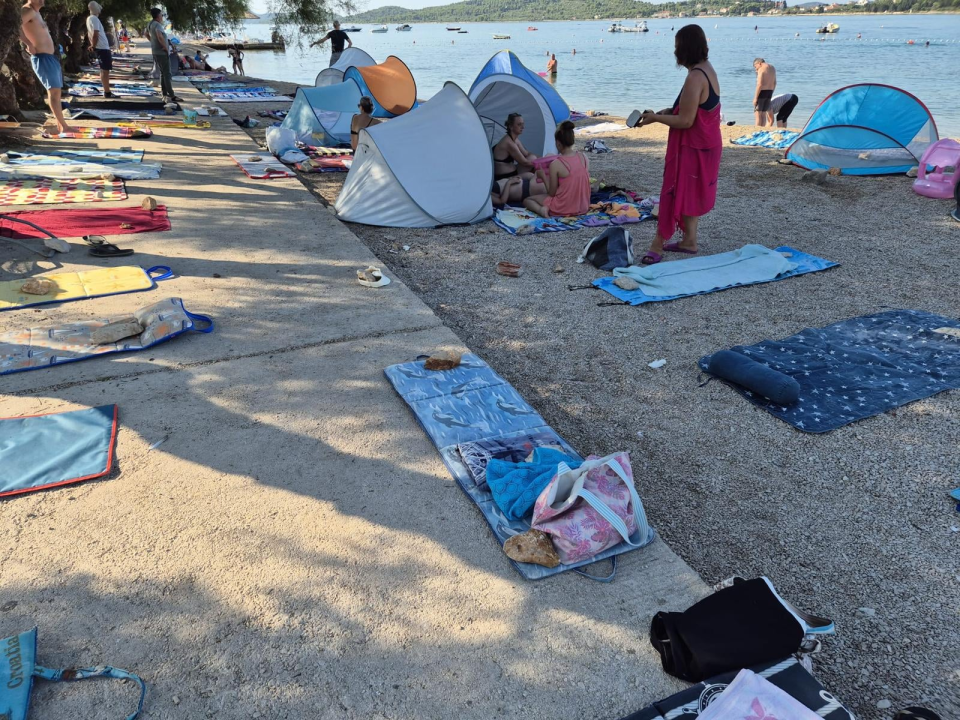 Vodički komunalci pokupili sve ručnike kojima kupači rezerviraju mjesto na plaži