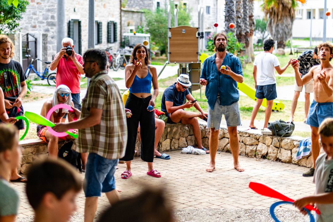 Na Zlarinu su se, izgleda, fantastično svi zabavljali proteklih dana 