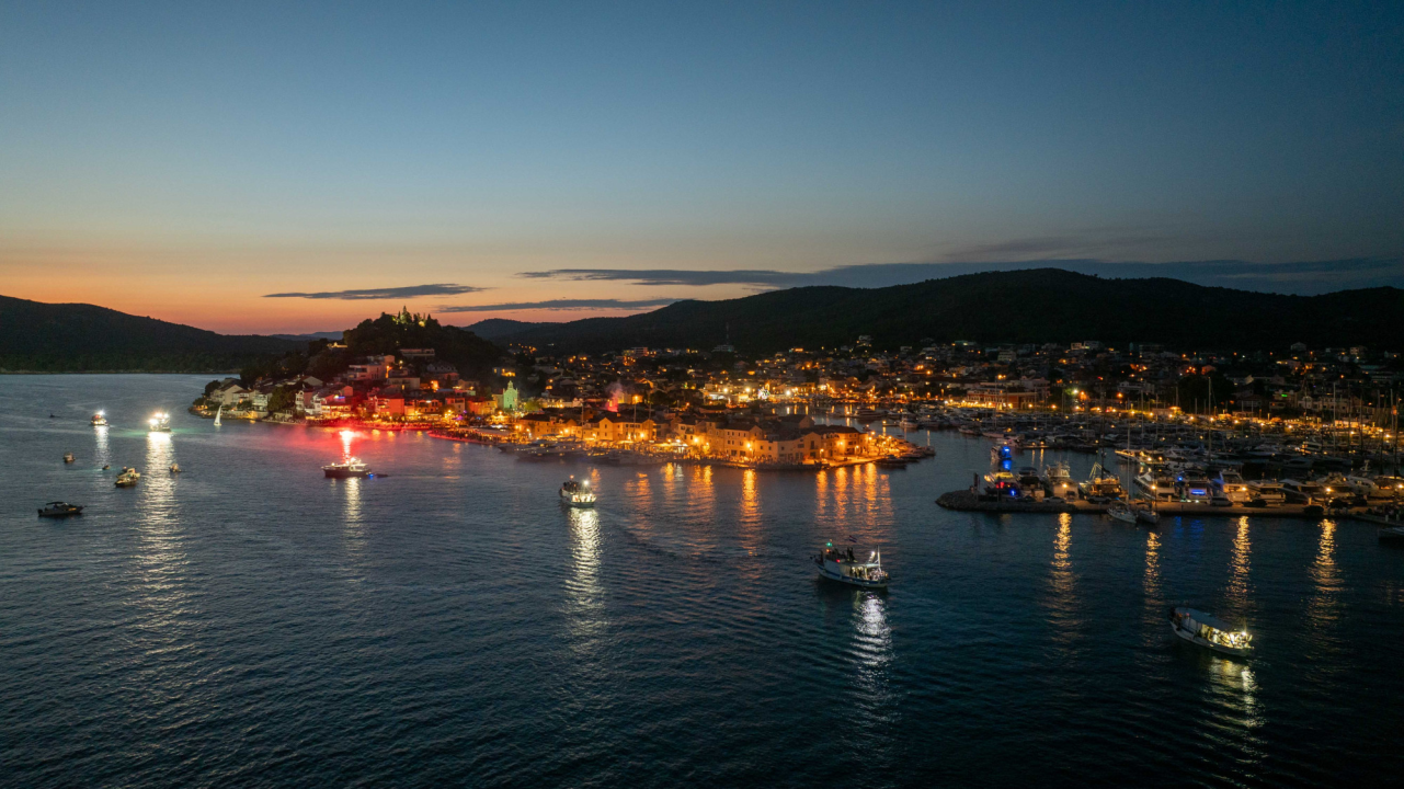 Vodički portal ima odlične fotke sa sinoćnje fešte u Tribunju i štos sugestiju načelniku 