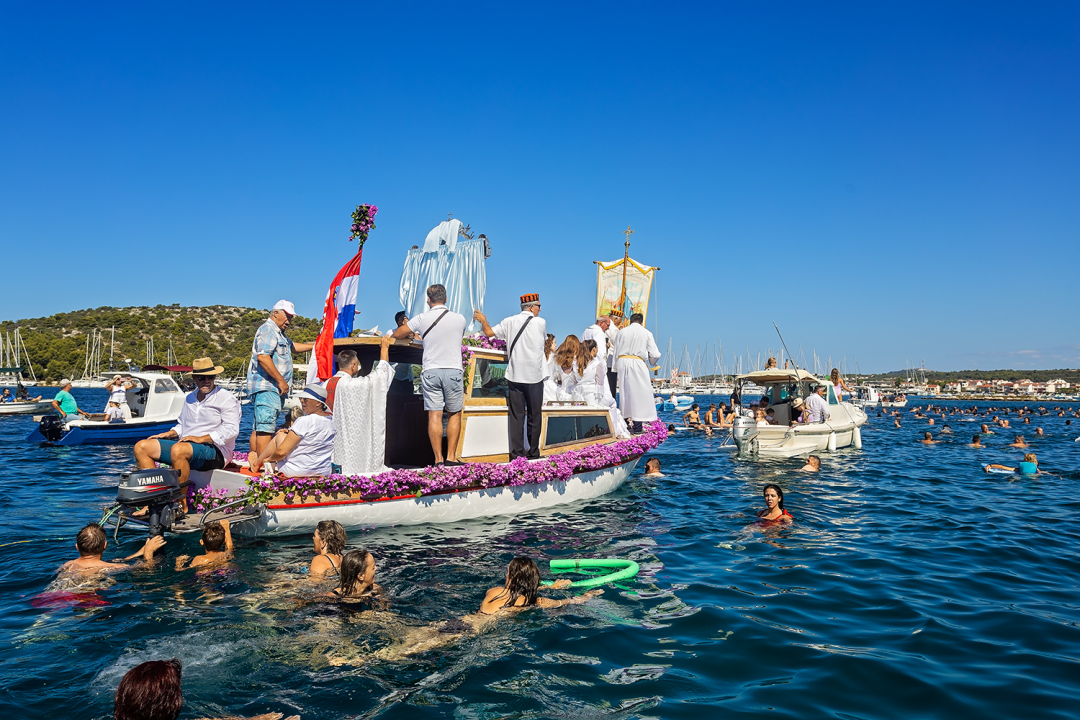 Povratak Gospine slike u Rogoznici pratili plivači i brodovi